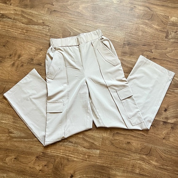 Women’s Beige Cargo Pants NWT - Picture 1 of 7